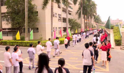 高考首日，3518名丰顺学子从容赴考，“状元红”送考击掌传递信心