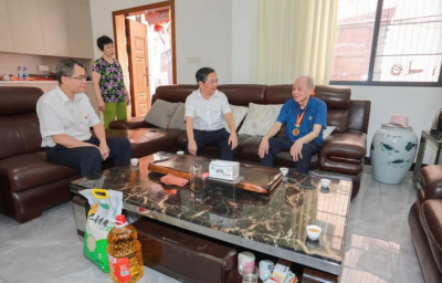 温助民“七一”前夕走访慰问党员代表