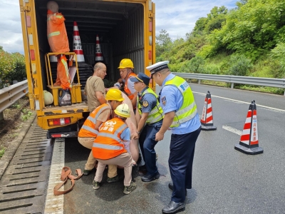高速遇困境？别担心！他们为过往司乘排忧解难