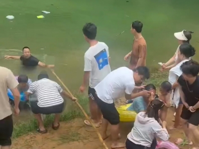 客都勇士风云榜⑦丨下水救援、 包扎伤口！小车坠河惊险时刻，还好有他们...