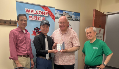 客家音乐人陈善宝在多伦多举办歌友会，受加拿大万锦市市长薛家平亲切接见