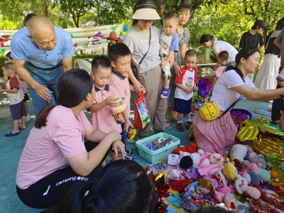大埔县田家炳实验幼儿园师生家长到县福利院开展关爱老人活动