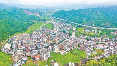 梅州V视丨家人们，藏不住了！ 蕉岭县广福镇得到了“百千万工程”大礼包，里面有产业升级的“金钥匙”、乡村振兴的“聚宝盆”、生态宜居的“美颜器”，带上你的游玩搭子，速来广福打卡签到！