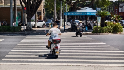 不文明行为曝光台丨闯红灯现象仍时有发生！梅城部分路段非机动车驾驶员与行人交通安全意识淡薄