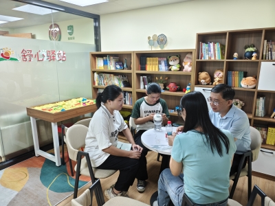 梅江区妇联在“舒心驿站”召开工作交流座谈会议