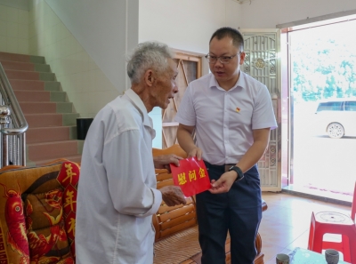 周小勇到平远八尺镇开展“七一”期间走访慰问党员和讲党课