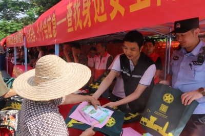 兴宁市应急管理局开展安全知识及诚信宣传“五进”活动