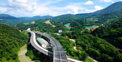 山间编“麻花辫”！汕梅高速70余公里路段集体“焕新”