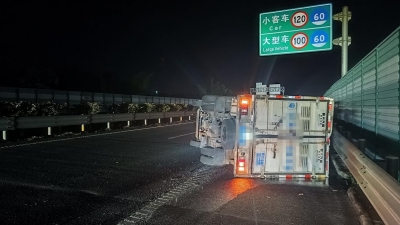 货车深夜侧翻，横卧高速路！兴华高速路政员迅速出动→
