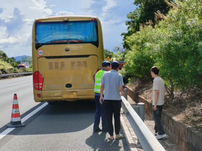 大巴高速抛锚，车上还搭载着学生…路政人员紧急护航→