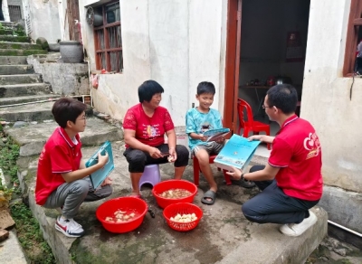 走村串巷，与家长面对面交流！广州职业技术大学国家资助政策下乡行走进兴宁市石马镇