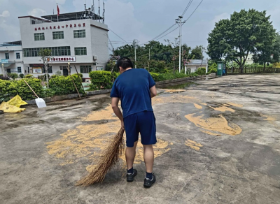 “火焰蓝”化身“抢收队”！兴宁消防雨中守护村民“晒场金”