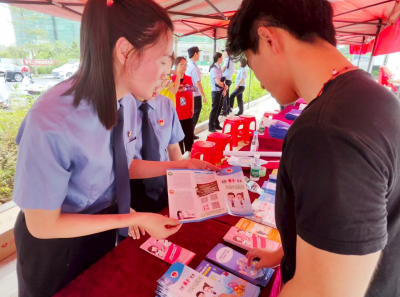 警惕成为电诈“工具人”！蕉岭县开展“反诈是门必修课，筑牢防线守好责”主题宣传活动