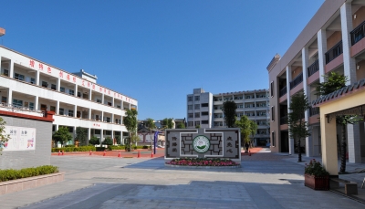 全国文明校园丰顺县汤坑镇第一中心小学：点亮心，传播爱！