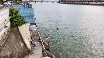 不文明行为曝光台丨夏日炎炎，去梅江河野泳消暑？千万别！