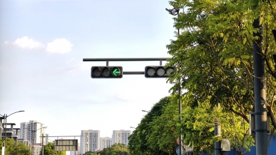 梅城侨乡路一路口直行绿灯不亮，过往司机：不敢动...