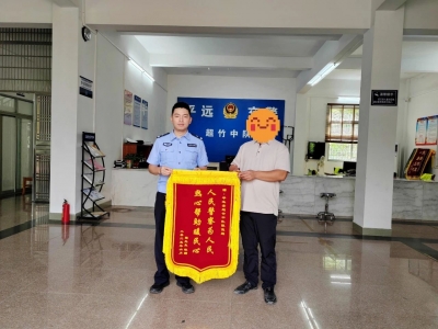 险！5岁幼童独自蹲在晚高峰的国道旁，幸亏遇见他