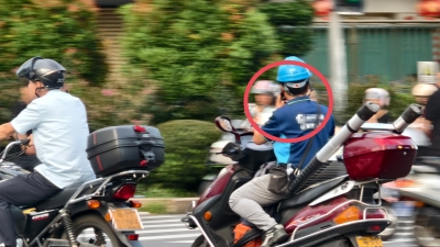 不文明行为曝光台丨梅城街头分心驾驶现象频繁，这些行为“驶”不得！