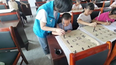 快乐过暑假！平远河头镇社工站携手大学生志愿者开展“巧手慧心 乐享童年”活动