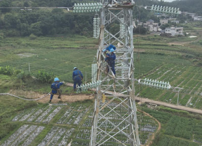 无人机“穿针引线”助力瑞梅铁路电力迁改