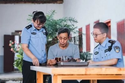 梅县区公安分局松口派出所践行“枫桥经验”，上门办证为民解忧