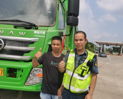 暖心帮助！他这一举动让过路司乘点赞