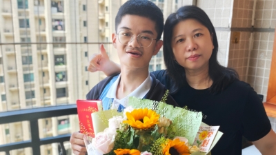 脊背上的高考路！来看 “钢铁侠”少年与“逆风”母亲的故事...