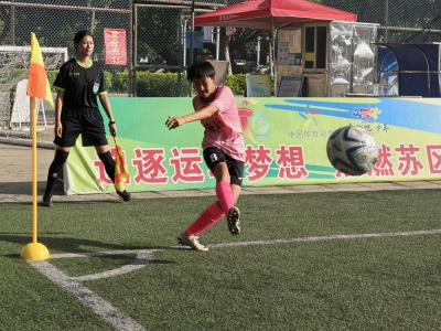 梅州市第十届运动会足球C组比赛开赛，男女组别比赛同步开展