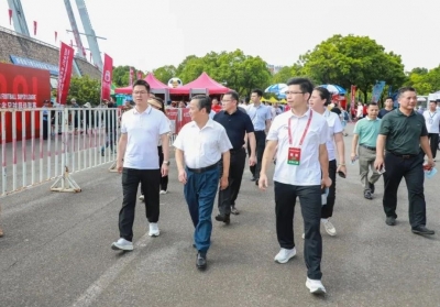 温助民、王锋检查广东省足球超级联赛开赛仪式筹备工作