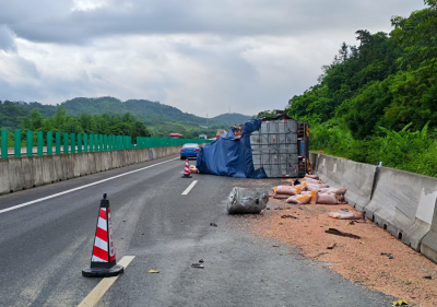 近10吨花生米洒落，汕梅高速多方联手实现“颗粒归仓”