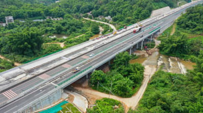 新进展！汕梅高速改扩建项目轩坑河大桥T梁顶升旋转顺利完成