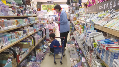 开学经济持续升温 蕉岭县文具市场迎来采购热潮