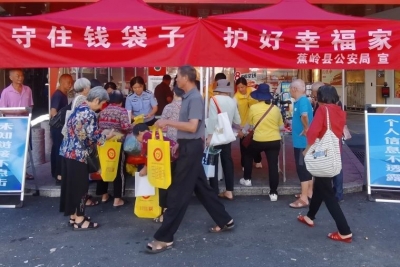 蕉岭这场宣传活动，让安全知识随群众购物“打包带走”！