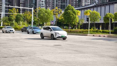 梅城客商大道西一处红绿灯两条斑马线，司机遇“线”犯迷糊…