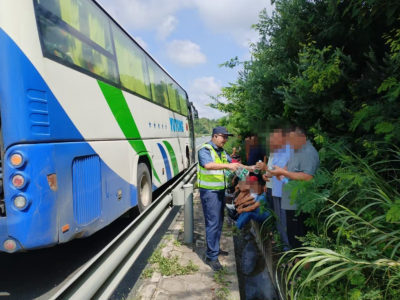 49名乘客滞留高速，揭博高速及时救援化险为夷