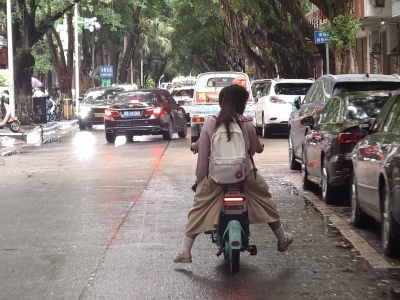 暑假骑电动车不戴头盔？别拿 “威风” 赌安全，风险藏在细节里！