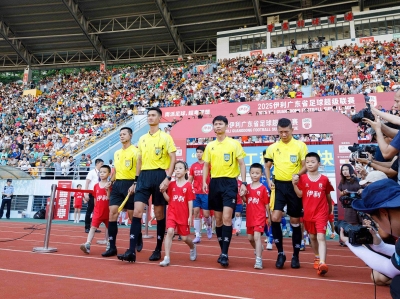 看！是谁家娃这么上镜？梅州日报小记者化身球童亮相“省超”赛场~