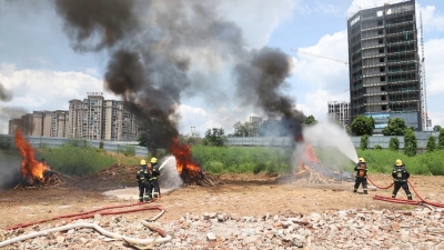 兴宁消防联合科研团队开展灭火实验