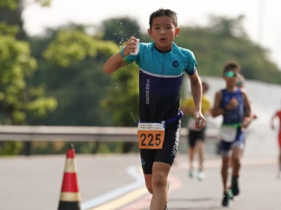 从赛场萌新到冠军少年！梅州11岁 “小铁人” 用奖牌诠释坚持