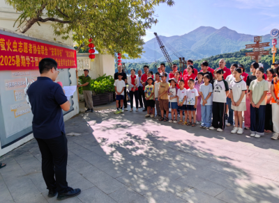 梅县区松口镇萤火虫志愿者协会发放奖助学金