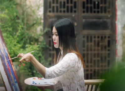 两根残缺手指绘就多彩人生！来看蕉岭籍女画家傅小兰的“艺术重生之路”