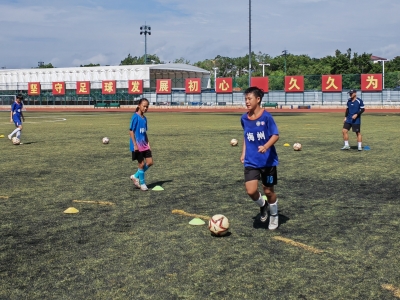 “铿锵小玫瑰”绽放绿茵场！梅州“活力少年”张嘉瑜以汗水浇灌足球梦想