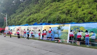 青春笔墨绘振兴！嘉应学院学子墙绘“绿色+红色”风景线点亮龙岗镇