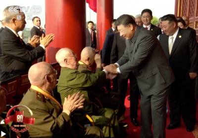 致敬英雄！习近平与天安门城楼观礼席的抗战老兵亲切握手