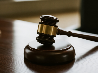 恋爱不成就“按键”伤人？平远法院：公开道歉+赔偿