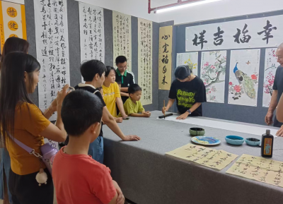 墨韵传情 巧手迎双节！梅江区三角镇美景社区举办主题亲子活动