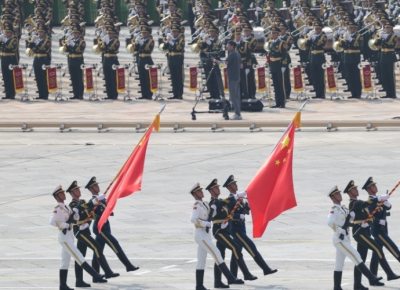 长安街上，新时代中国呼啸向前