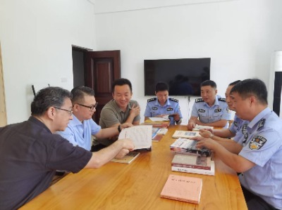 当客家文化研究者遇见铁路警察：梅州这场书籍捐赠，点亮文化传播新路径