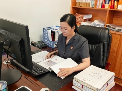 铁面柔肩担正义 法徽映照巾帼红！访平远县人民法院一级法官陈琼华