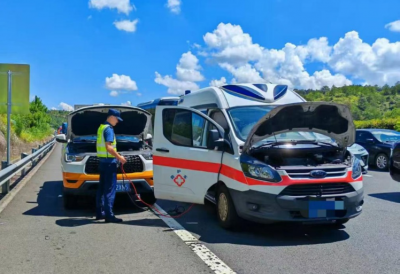 10分钟完成“牵线搭电”！揭博高速为救护车紧急续航